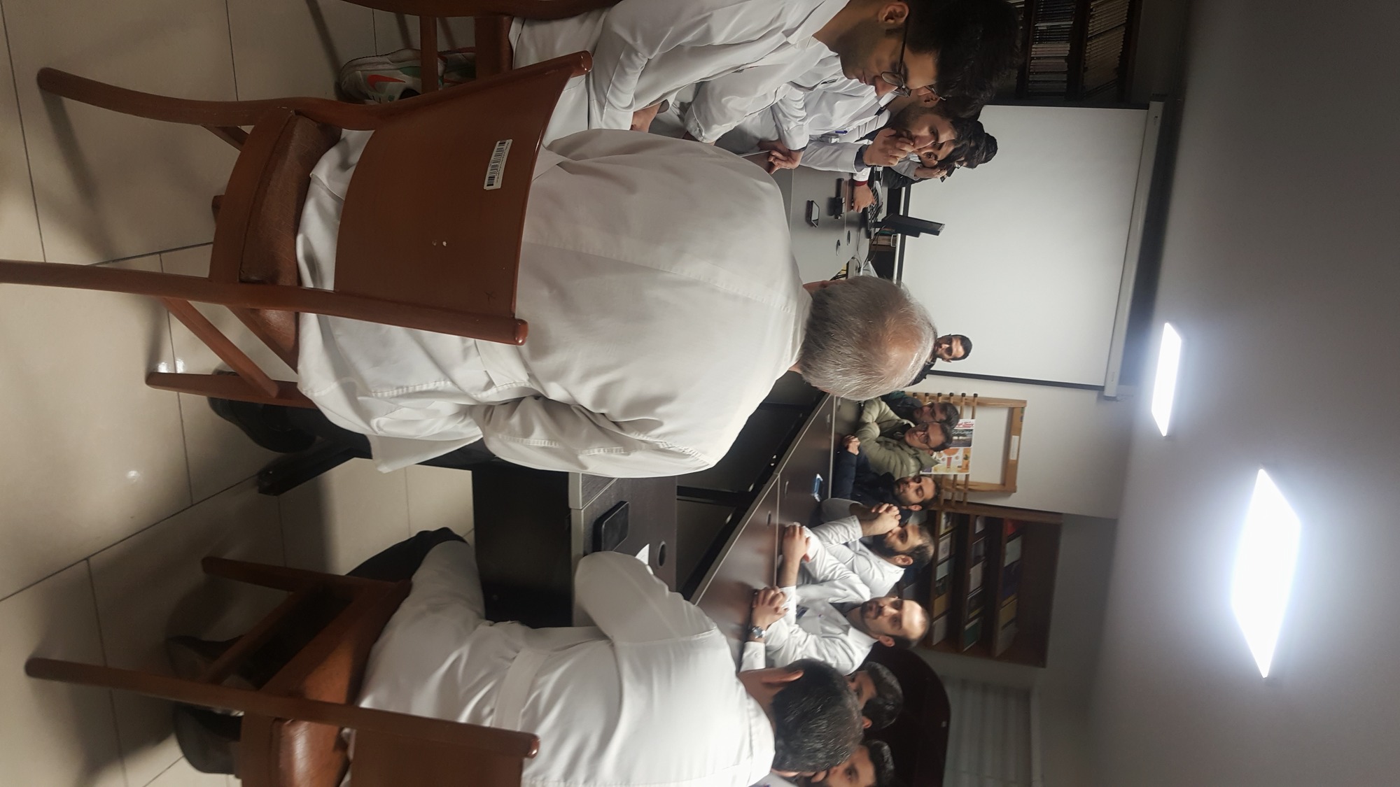 برگزاری جلسه با جضور مدیرگزوه ارتوچدی ومعاونت پژوهشی مرکز با کلیه رزیدنت های سال 2 مراکز ارتوپپدی ساعت 7صبح د